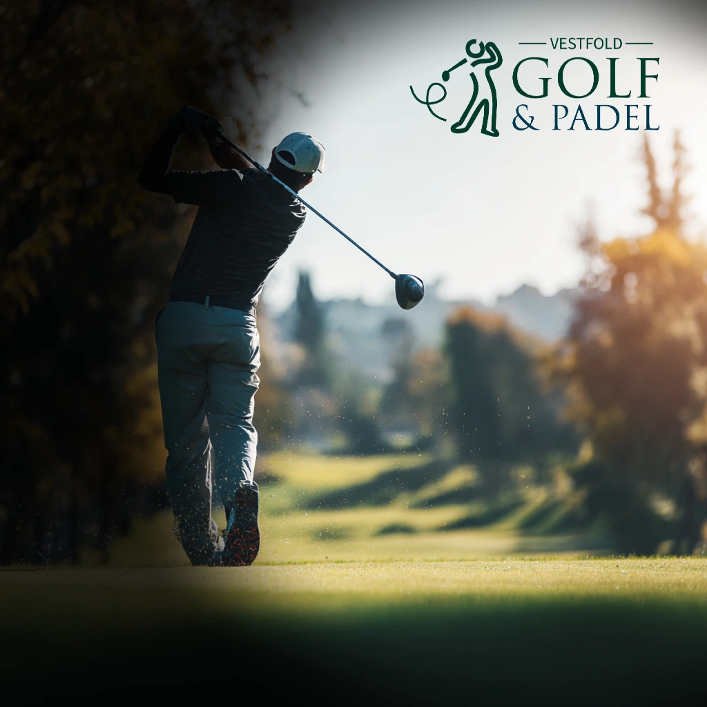 Golfspiller i avslutningen av et driverslag utendørs, med Vestfold Golf & Padel-logo øverst til høyre. Illustrasjonsbilde fra den arkiverte artikkelen om speedkurset.